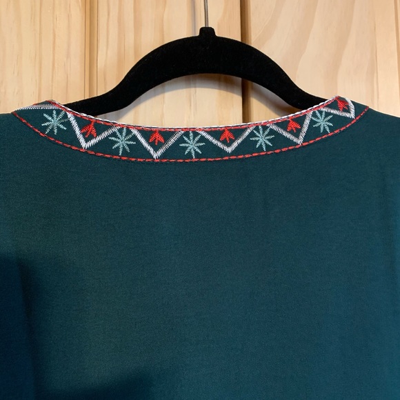 Beautiful hunter green top with embroidered trim - Picture 5 of 7